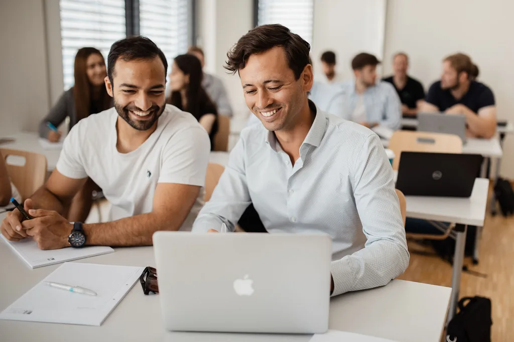 Zwei Personen rechnen gemeinsam am Laptop