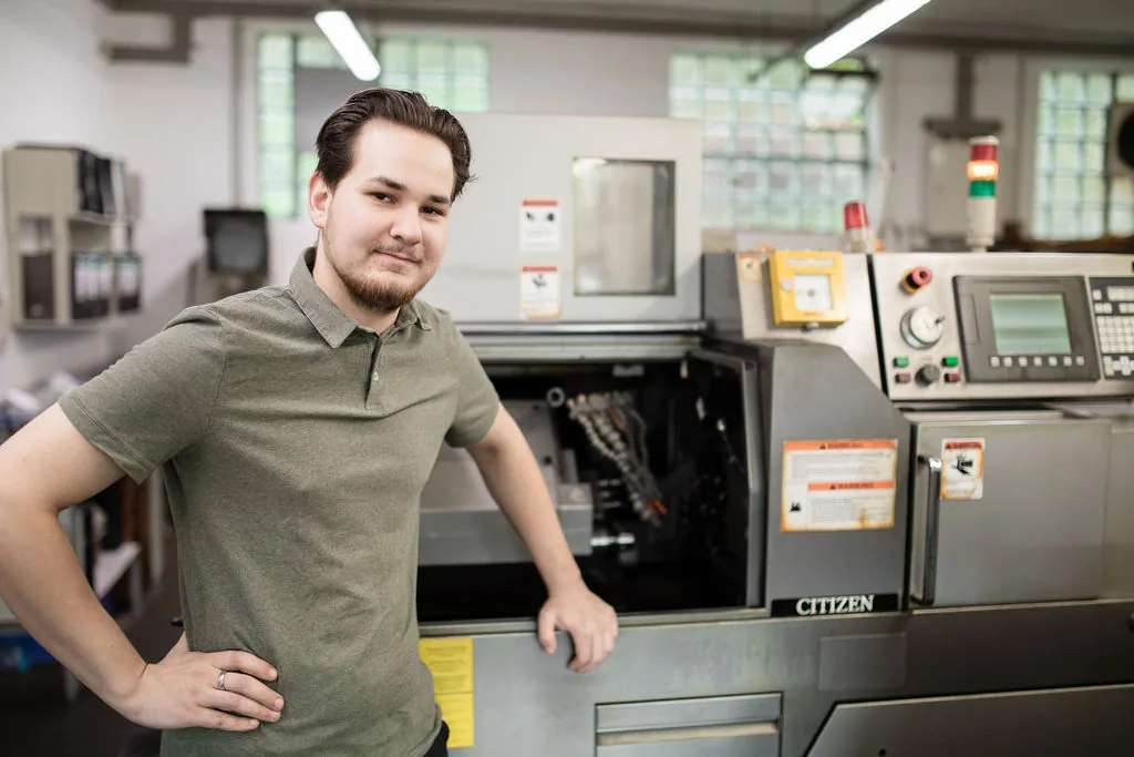 Facharbeiter an der Maschine