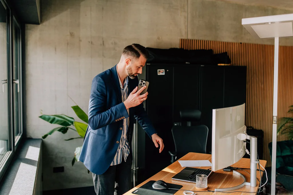 Dennis Penner am Schreibtisch im Büro von HELLO AD!