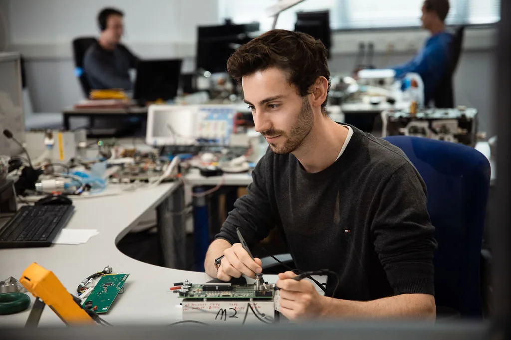 Feinarbeit an einer Baugruppe in der Elektronikfertigung