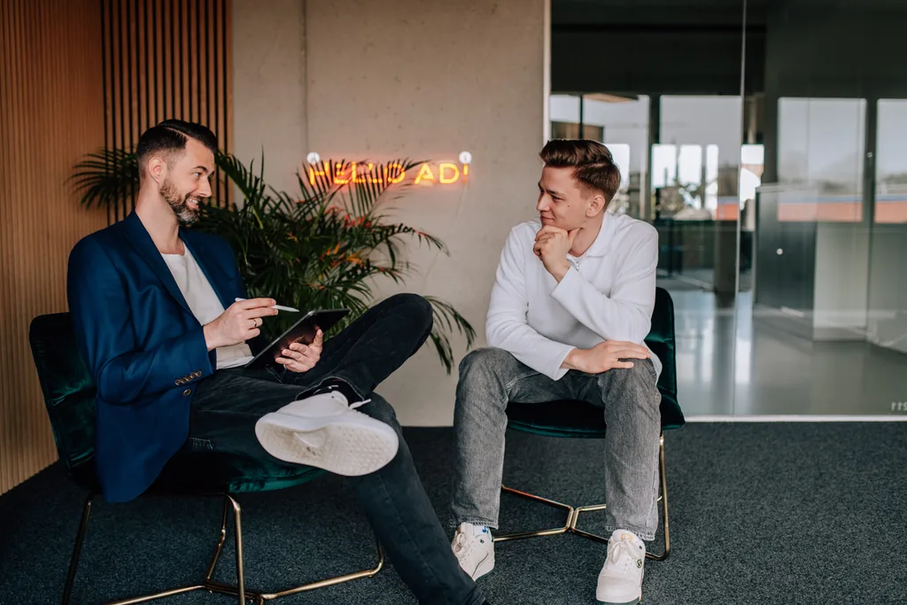 Gespräch im Büro von HELLO AD!