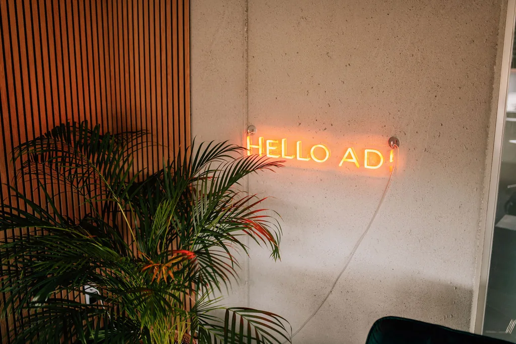 Die Leuchtschrift im Büro von HELLO AD!