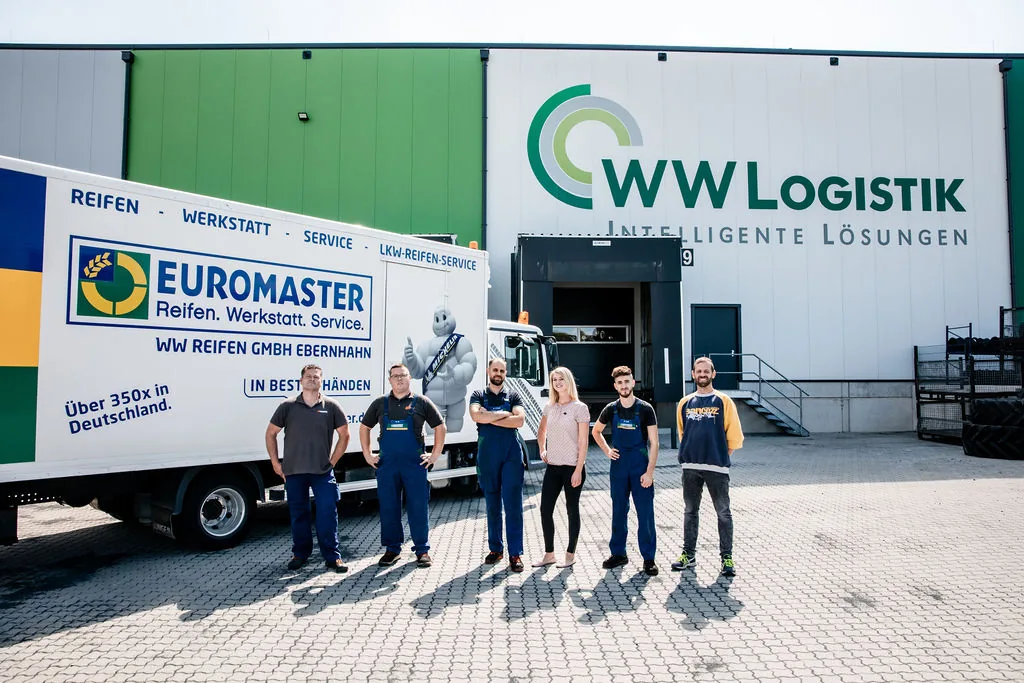 Fahrerteam vor dem LKW