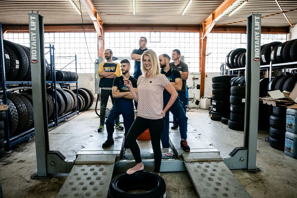 Werkstattteam eines Kundenbetriebs in der Halle