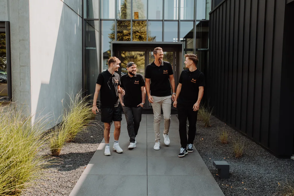 Das Team von HELLO AD! vor dem Büro in Oberhonnefeld-Gierend