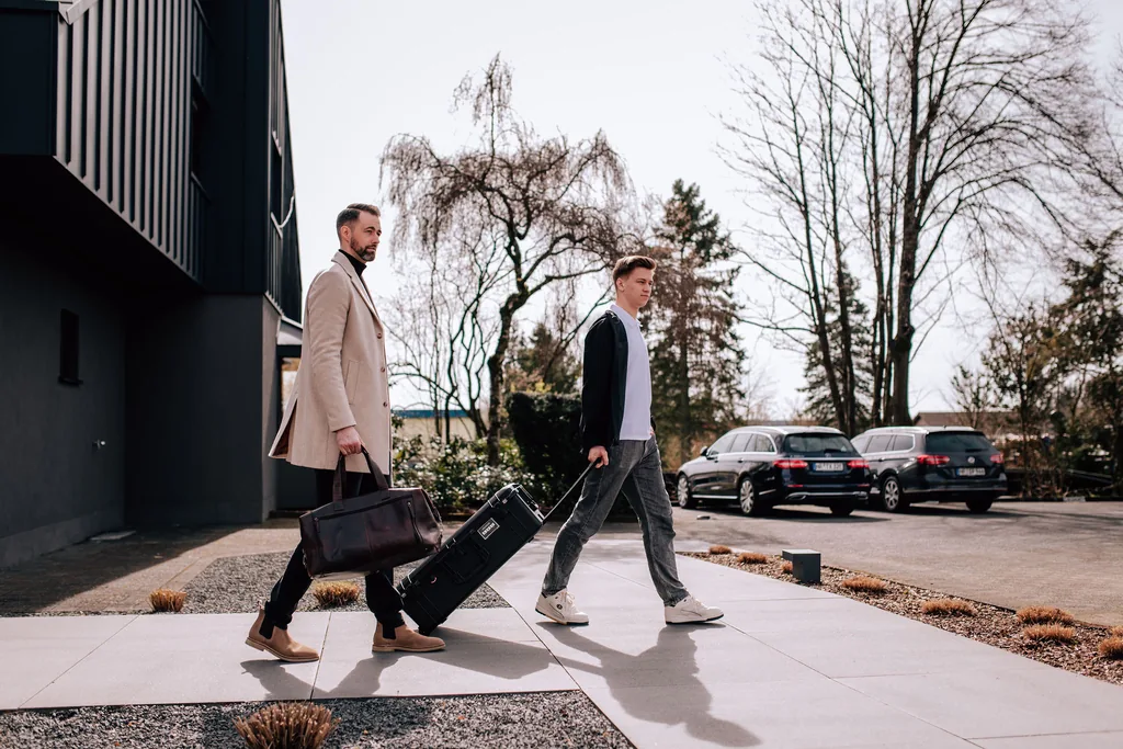 Das Team von HELLO AD! auf dem Weg zu einem Drehtermin