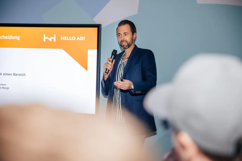 Dennis Penner spricht als Referent über Mitarbeitergewinnung