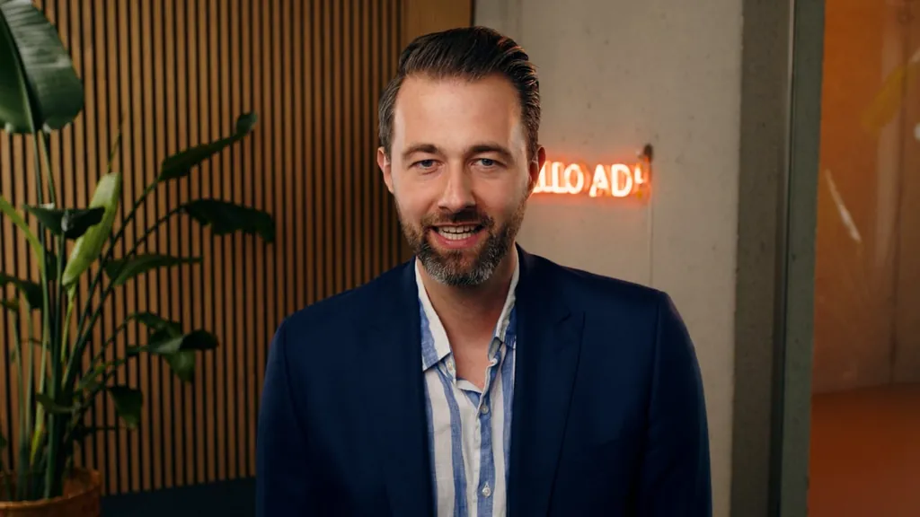 Standbild aus dem Video-Pitch von HELLO AD!